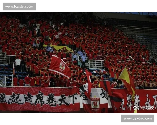 乐山球迷太会了!TIFO 映大佛,呐喊震球场 乐山球迷太会了!TIFO 映大佛,呐喊震球场